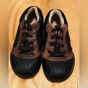 Stride Rite Kids Sneakers in Black and Brown